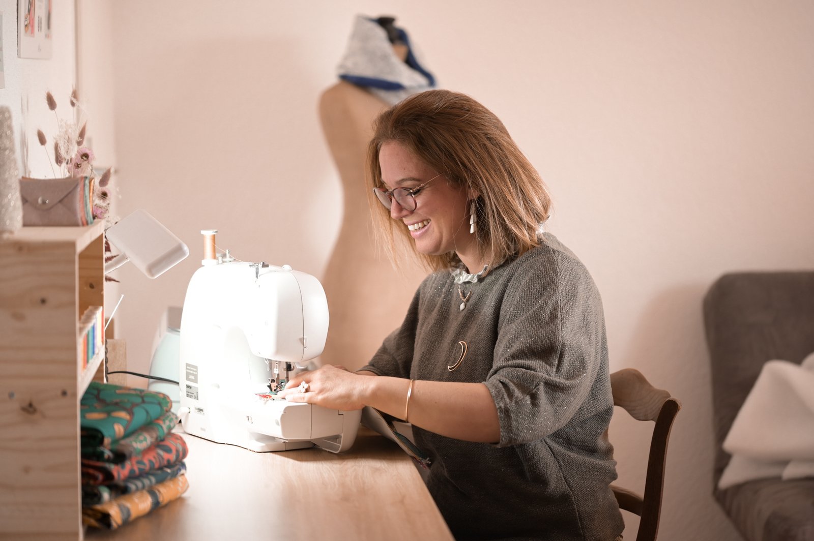 Mariebeaubins entrain de coudre sur sa machine, en plan large