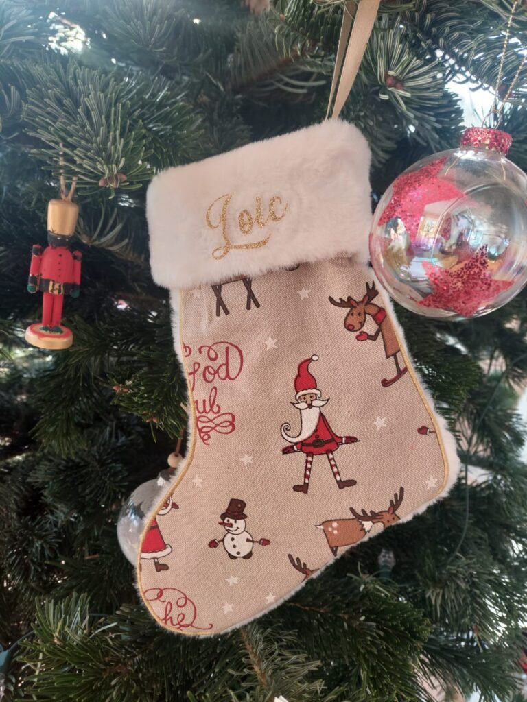 Chaussette de noel sur un arbre